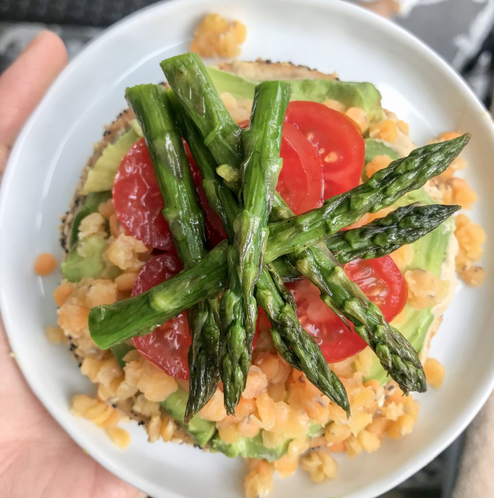 top view bagel with asparagus and tomatoes
